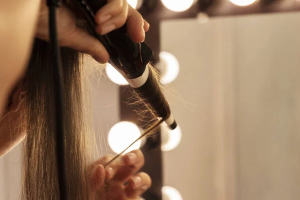 Coiffeur Bouclage Cheveux Client Dans Salon Coiffure — Photo