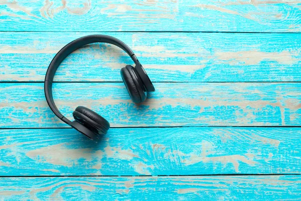 Auriculares Estéreo Sobre Fondo Madera Rosa — Foto de Stock