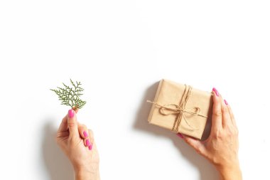 Kadının elinde bir hediye beyaz arka plan üzerinde izole kaydırma 