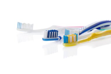 Beyaz arka plan üzerinde izole diş fırçaları yakın çekim 