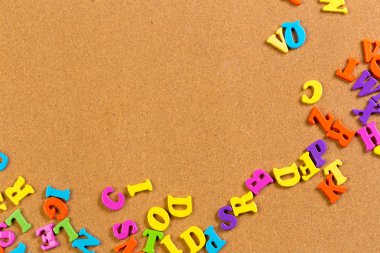 renkli oyuncak alfabesi harfleri