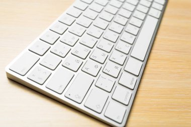 Ofis ahşap masa üzerinde beyaz klavye 