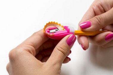 Kadın pembe manikür kalemi bileme ile