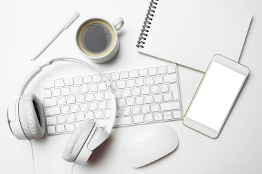 Ofis resepsiyon masası bilgisayar, malzemeleri, kahve fincanı ile