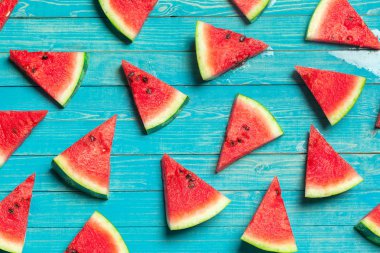 Ahşap zemin üzerinde karpuz dilimleri
