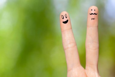 İnsan el parmaklarında komik boyalı emoticons ile. İnsan ilişkileri kavramı