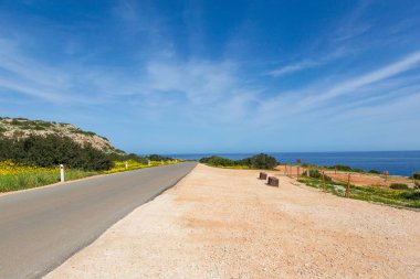 Mavi gökyüzü arka plan ile boş yolda sürüş