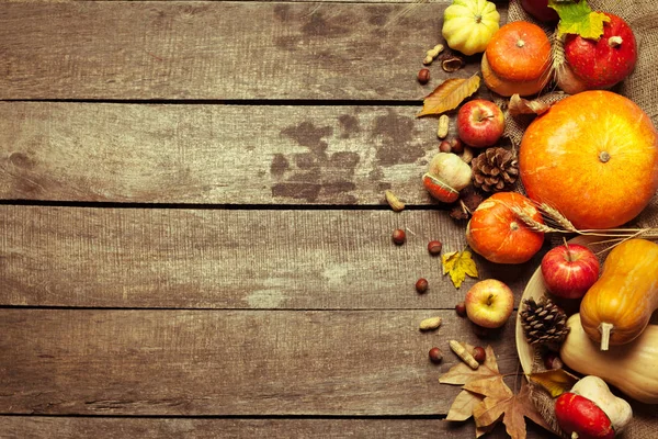 Herbstlicher Hintergrund Mit Kürbissen Und Blättern — Stockfoto