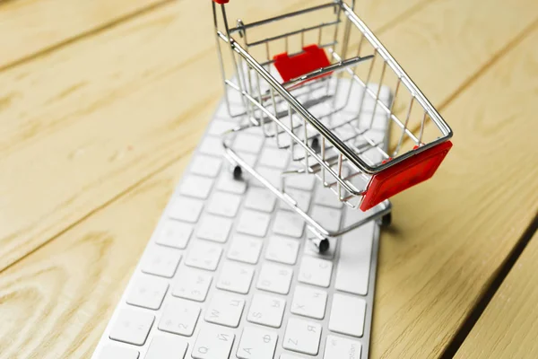 Online Shopping Koncept Kundvagn Tangentbordet — Stockfoto
