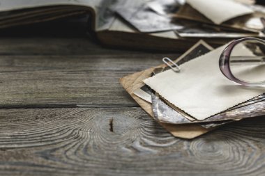 Bazı eski fotoğraf üzerinde ahşap masa retro