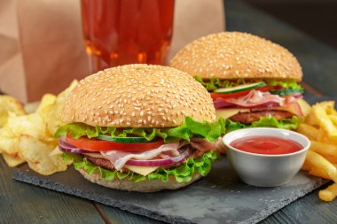 Fast food, ahşap bir zemin üzerine ev yapımı hamburger