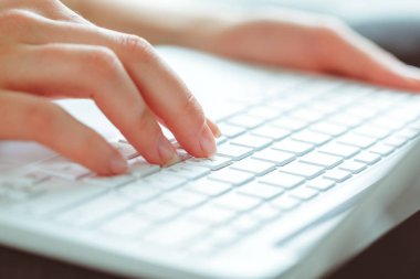 Dizüstü bilgisayar kullanan genç kadın