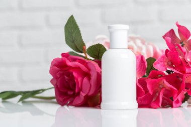 çiçek taşıyan parfüm şişeleri