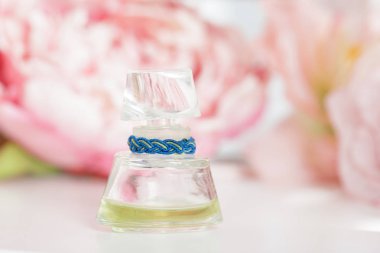 çiçek taşıyan parfüm şişeleri