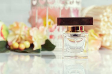 çiçek taşıyan parfüm şişeleri