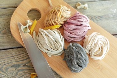 Ahşap arka plan üzerinde ham ev yapımı makarna