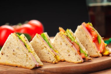 Tahta bir masada sandviç.