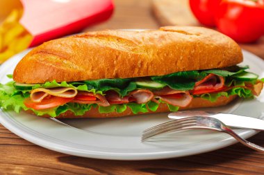 Tahta bir masada sandviç.