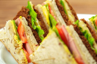 ahşap bir masa üzerinde sandviç