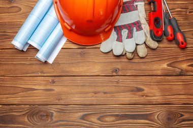 Ahşap masa üzerinde çeşitli iş araçları