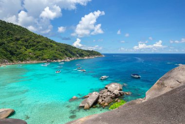 Kaya, deniz ve mavi gökyüzü doğal arka plan