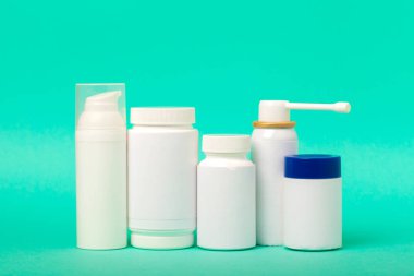 çeşitli tıbbi şişe kümesi