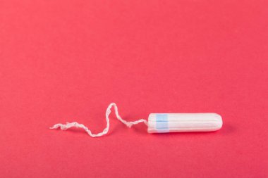 Kırmızı zemin üzerine kadın hijyen korunması anlamına gelir 