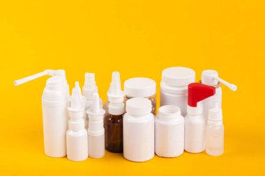 çeşitli tıbbi şişe kümesi