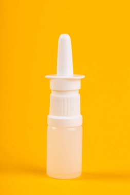 sarı arka plan üzerinde tıbbi şişe yakın çekim