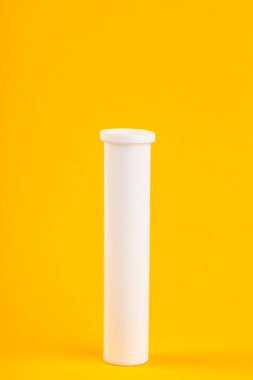 sarı arka plan üzerinde tıbbi şişe yakın çekim