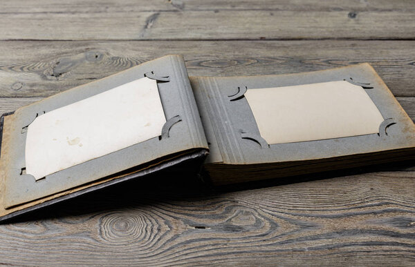 ретро старых фотографий на деревянном столе
