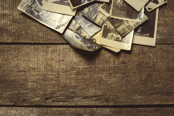 старые фотографии на деревянном столе
