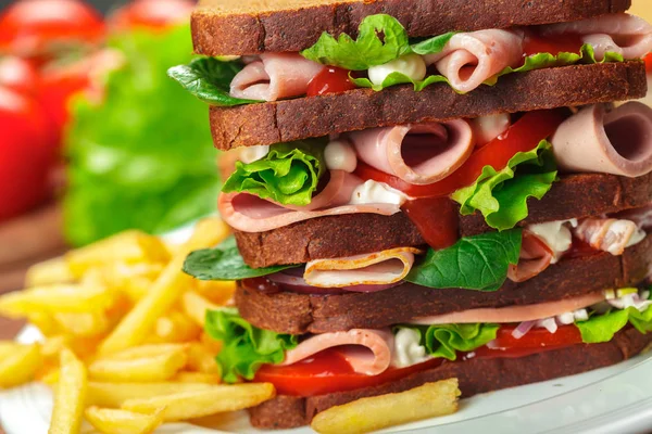 sandviç ahşap bir masa üzerinde Kapat