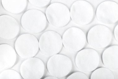 Beyaz arka plan üzerinde izole pamuk süngerler