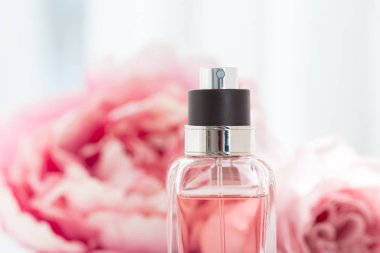 Parfüm şişesi ihale çiçekli