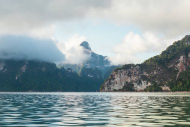 Kaya, deniz ve mavi gökyüzü doğal arka plan