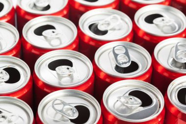 Alüminyum kutular görünümünü kapatın. Geri dönüşüm kavramı.