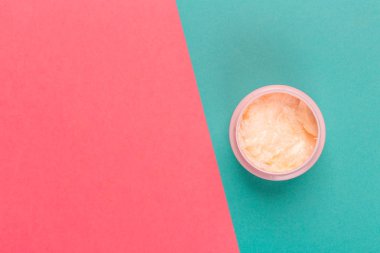 Kozmetik ürün parlak bir bicolor arka planda, üstten görünüm