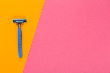 Tek kullanımlık ustura bir parlak iki arka planda, üstten görünüm