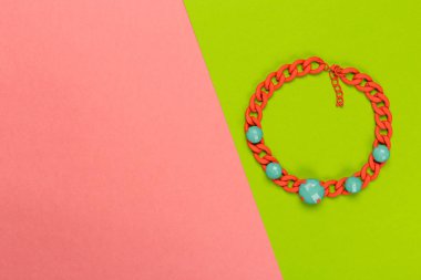 Bijou kolye üzerinde parlak bir bicolor arka plan, üstten görünüm