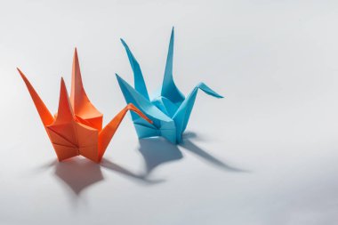 beyaz zemin üzerinde Origami Vinçler