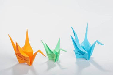 origami izole üzerinde beyaz arka plan, yakın çekim vinç 