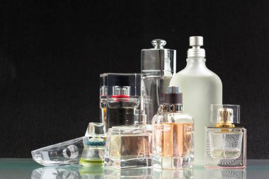 Koyu arka plan üzerinde parfüm şişeleri görünümü Kapat