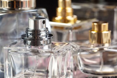 Koyu arka plan üzerinde parfüm şişeleri görünümü Kapat