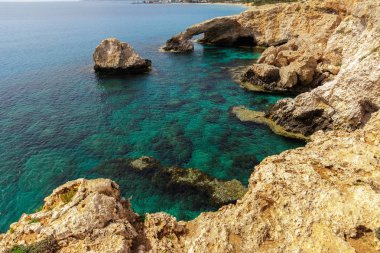 Sabah erkenden kayalık kıyılarının görünümü