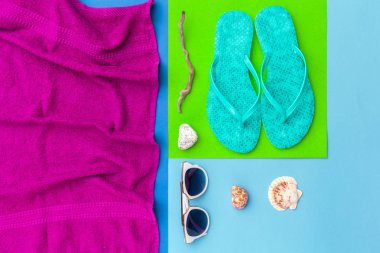 Yaz tatil arka plan, renk arka plan üzerinde plaj aksesuarları