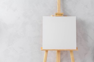 Oda boş kağıt ile ahşap şövale