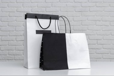 Tablo üzerinde alışveriş torbaları