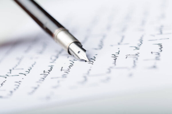 Фонтанная ручка на старинных рукописных письмах
