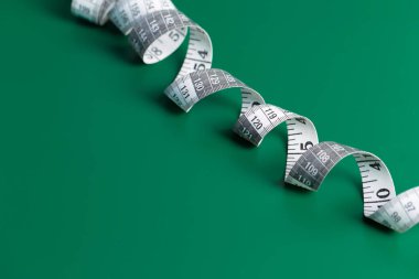 ölçü bandı yeşil bir arka plan üzerinde